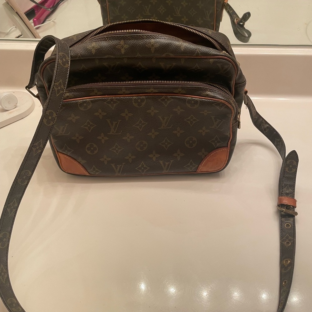 LV nil 28 purse